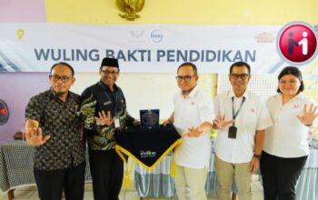Dalam rangka Hari Anak Nasional, Wuling menjalankan CSR dengan memberi bantuan kepada dua sekolah di kabupaten Bekasi