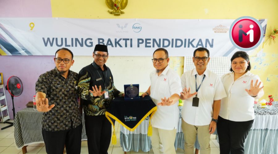 Dalam rangka Hari Anak Nasional, Wuling menjalankan CSR dengan memberi bantuan kepada dua sekolah di kabupaten Bekasi