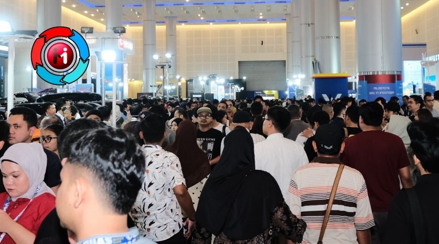 Ribuan Pengunjung Memadati Grand City Convex Surabaya Hanya Untuk Melihat Mobil Baru Di GIIAS Surabaya